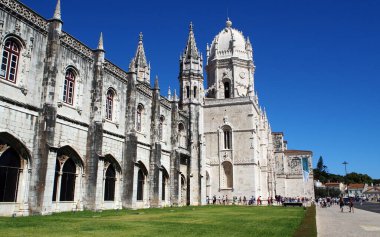 Tarihsel Mosteiro dos Jeronimos, Jeronimos Manueline Gotik Anıtı, güneşli bir günde manzara, Lizbon, Portekiz - 18 Eylül 2021