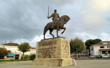 14. ve 15. yüzyılların devlet adamı ve generali Nuno Alvares Pereira 'nın Binicilik Heykeli, Batalha, Portekiz - 14 Eylül 2021