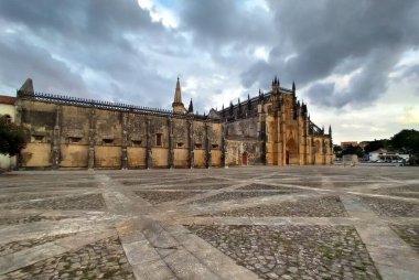 Batalha Manastırı, Gotik stil abidesi, 1385 Aljubarrota Muharebesi anısına dikildi, arka cephe, bulutlu bir sabah manzarası, Batalha, Portekiz - 14 Eylül 2021