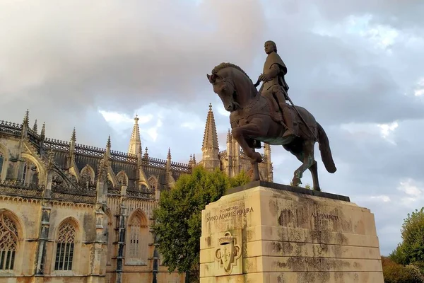 Estatua Ecuestre Nuno Alvares Pereira Sobre Fondo Del Monasterio Batalha — Foto de Stock