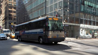 BxM6 Hattı 'nın MTA ekspres otobüsü Manhattan, New York, ABD - 10 Mart 2021' de Doğu 42. Cadde ve Madison Bulvarı 'ndan geçiyor.