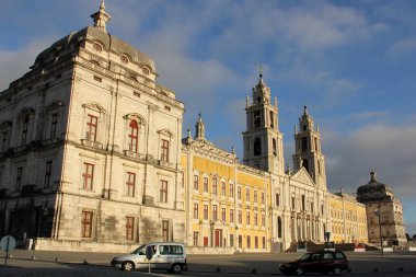 18. yüzyılda Barok ve Neoklasik stiller, Mafra, Portekiz 'de Kral V. Dom Joao' nun emriyle inşa edilen en büyük kraliyet saraylarından biri olan Mafra Sarayı-Manastırı 'nın ana cephesi 17 Eylül 2021