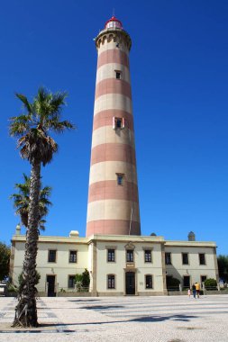 Praia da Barra deniz feneri, aktif 62 metre yüksekliğinde, kırmızı-beyaz deniz feneri, 1893 yılında inşa edilmiş, Portekiz, Aveiro, Portekiz 'deki en uzun deniz feneri - 15 Eylül 2021