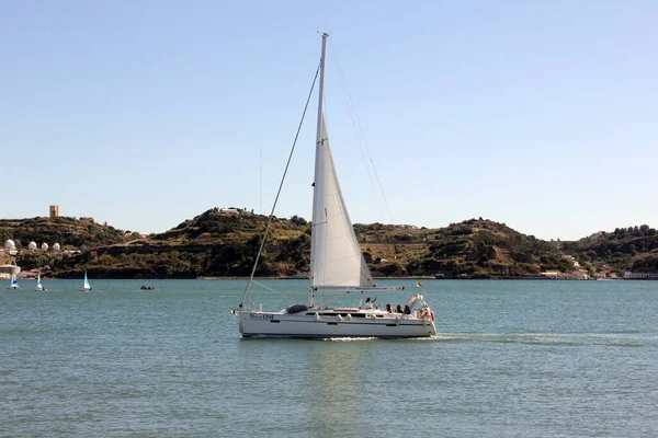 Zeilboot Passeert Taag Belem Porto Brandao Aan Zuidkant Achtergrond Lissabon — Stockfoto