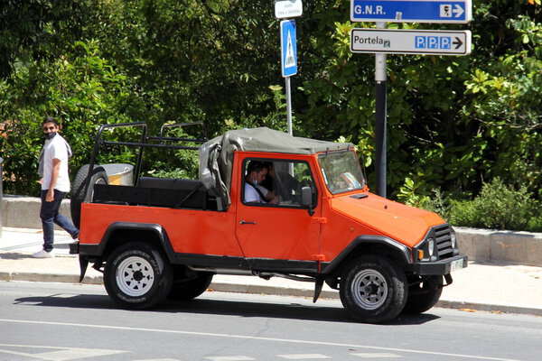 Винтажный внедорожник M4WD, используемый для туристических перевозок, Синтра, Португалия - 13 июля 2021 года