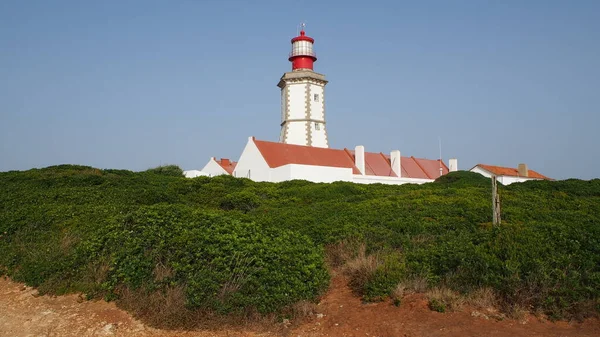 Άποψη Μέχρι Πράσινο Λόφο Προς Λευκό Φάρο Cape Espichel Ιουλίου — Φωτογραφία Αρχείου