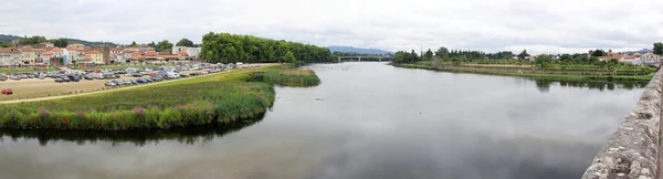 Panoramautsikt Nedströms Limafloden Söder Den Medeltida Bron Ponte Lima Portugal — Stockfoto