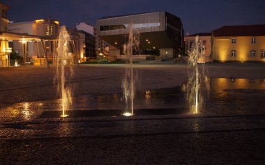 Çağdaş Kültür Merkezi 'nin önünde, şehrin merkezindeki modern sahne sanatları merkezi Castelo Branco, Portekiz - 14 Temmuz 2021