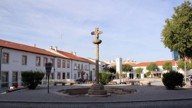 Sao Joao Meydanı 'nda taş haç, Castelo Branco, Portekiz - 14 Temmuz 2021