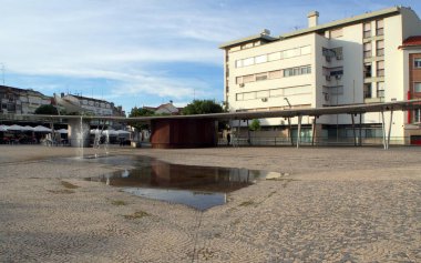 Belediye Meydanı 'nda su birikintisi, Castelo Branco, Portekiz - 14 Temmuz 2021