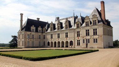 Chateau de Beauregard 'ın ana binası ve ön bahçeleri, 1545, Loire Vadisi, Cellettes, Fransa - 3 Temmuz 2019
