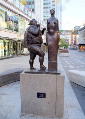 Sergelminnet, 1990, bronz heykel Goran Straat tarafından, Sergelgatan, Stockholm, İsveç - 26 Mayıs 2018