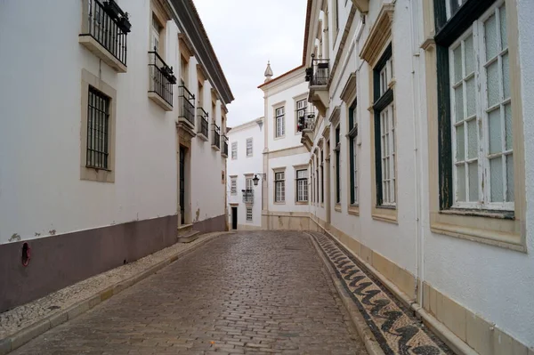 科布莱斯顿街 Cobblestone Street 位于葡萄牙法罗镇历史中心的白墙镇旁 2017年1月4日 — 图库照片