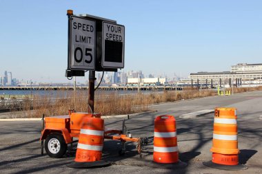 Brooklyn Askeri Terminali, Brooklyn, New York, ABD 'de yerel bir yolda hız limiti tabelası ve yol konileri - 22 Şubat 2020