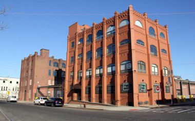 Sunset Park, Brooklyn, New York 'taki 1. Cadde ve 43. Cadde' deki eski ofis binası. 22 Şubat 2020