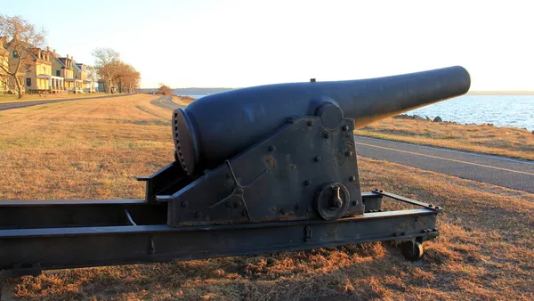 Fort Hancock, 10 inçlik Rodman silahı Subay karargahının önünde, gün batımında görüş, Sandy Hook, Middletown, NJ, ABD - 6 Kasım 2019