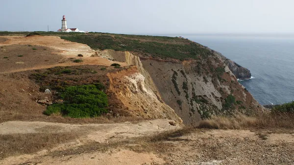 大西洋を見下ろす海岸崖の上の白い灯台 エスピセル ポルトガル 2021年7月10日 — ストック写真
