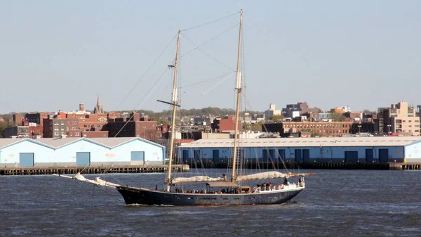 Ψηλό Πλοίο Εξέλιξη Στο Λιμάνι Της Νέας Υόρκης Brooklyn Side — Φωτογραφία Αρχείου