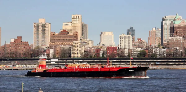 Rebocador Empurrando Uma Barcaça Rtc Através Porto Nova York Beira — Fotografia de Stock