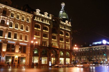 Singer House, 1904 'te inşa edildi, Nevsky Prospekt' i gezdi, gece aydınlanması, St Petersburg, Rusya - 12 Ekim 2011