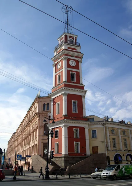 ネフスキー プロスポット通りとダンスカヤ通りの角にあるシティ デュマ タワー 18世紀と19世紀のロシアのサンクトペテルブルク市議会の古典的な建物 2011年10月12日 — ストック写真