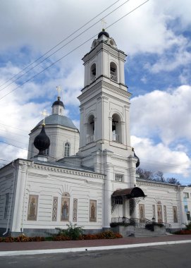 Sts. Peter ve Paul Katedrali, klasik tarzda inşa edilmiş, 18. yüzyılın sonlarında, Tarusa, Kaluga Oblastı, Rusya - 16 Ekim 2011