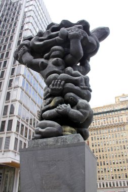 'Biz Halkın Heykeli, Jacques Lipchitz' in Belediye Hizmetleri Binası Plaza, Philadelphia, PA, ABD - 11 Ağustos 2012