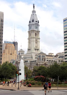 Love Park 'ın sokak sahnesi, arka planda City Hall Tower, Philadelphia, PA, ABD - 11 Ağustos 2012