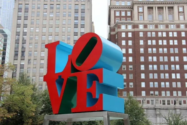 Robert Indiana 'nın 1970' teki aşk heykelinin kopyası, City Hall yakınlarındaki Love Park 'ta, Philadelphia, PA, USA - 11 Ağustos 2012