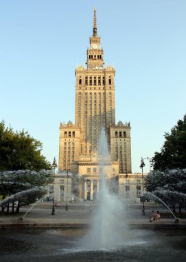 Kültür ve Bilim Sarayı, 'Stalin' in Gökdeleni ', 1955' te inşa edildi, gün batımında, Varşova, Polonya - 7 Temmuz 2012
