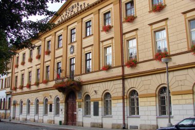 Kasaba binası Çekoslovak Ordu Meydanı 'nın kuzey tarafında, şehir merkezinde, Terezin, Çek Cumhuriyeti - 29 Eylül 2007