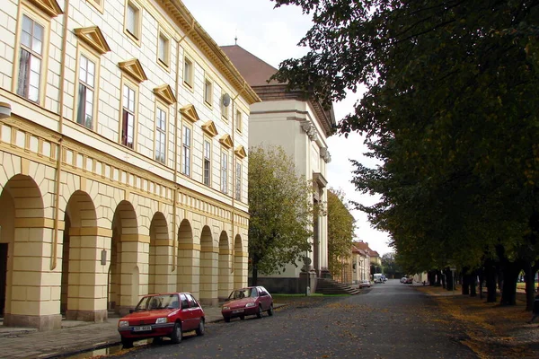 Sorban Álló Klasszikus Épületek Keleti Oldalon Csehszlovák Hadsereg Téren Város — Stock Fotó