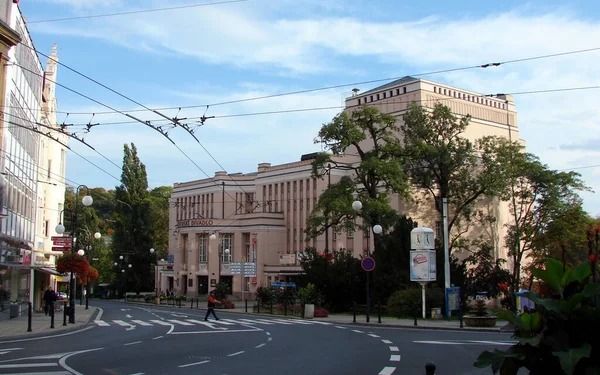 Scena Stradală Din Centrul Oraşului Teatrul Krusnohorske Teplice Cehia Septembrie — Fotografie, imagine de stoc