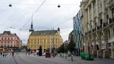 Özgürlük Meydanı 'nda sokak manzarası, kuzeye bak, kasabanın göbeğinde, Brno, Çek - 26 Haziran 2011