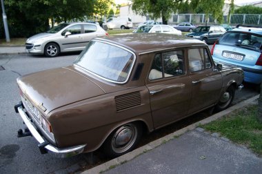 Sosyalist dönem 1970-Çekoslovak yapımı Skoda 100 serisi araba kaldırım kenarına park edildi, Brno, Çek Cumhuriyeti - 27 Haziran 2011