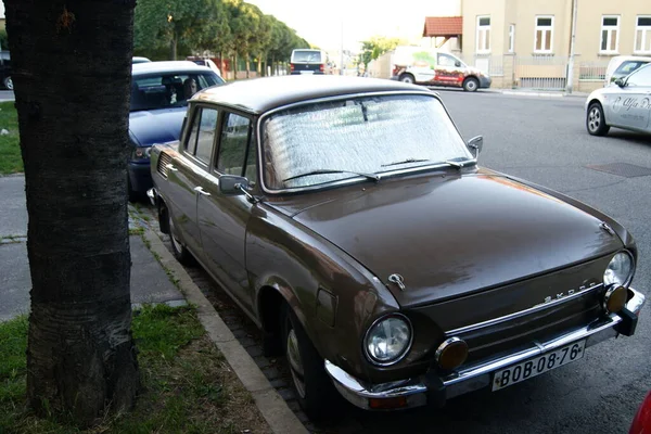 Era Socialista 1970 Cecoslovacca Skoda 100 Series Car Parking Sidewalk — Foto Stock