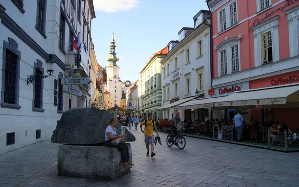 旧市街の中心部にあるミカルスカ通り 背景にあるセントマイケル門の時計塔 ブラチスラバ スロバキア 6月28 2011 — ストック写真
