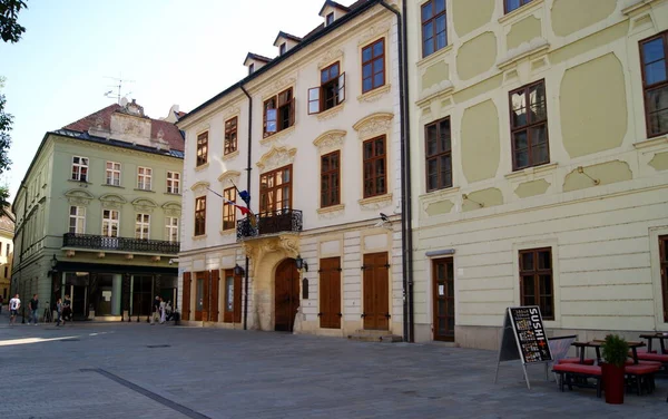 Ιστορικές Κατοικίες Στην Κεντρική Πλατεία Της Παλιάς Πόλης Μπρατισλάβα Σλοβακία — Φωτογραφία Αρχείου