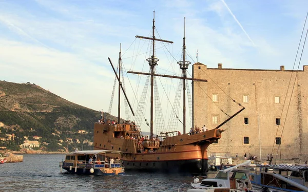 Replica Medieval Sail Vessel Carrack Serving Excursion Boat Old Town — стоковое фото