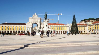 Praca do Comercio 'da sahne, Ticaret Meydanı, Kral 1. Jose' nin binicilik heykeli, güneşli bir günde, Lizbon, Portekiz - 15 Aralık 2021