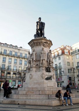 Camoes Anıtı, 1867 yılında açıldı, Chiado Mahallesi Luis de Camoes Meydanı, Lizbon, Portekiz - 15 Aralık 2021
