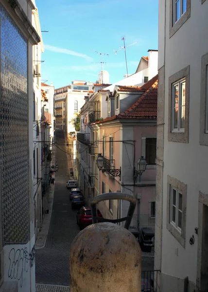 Уличная Сцена Полуденными Тенями Байрру Алту Лисбон Португалия Декабря 2021 — стоковое фото