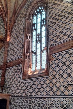 1490 ve 1510 yılları arasında inşa edilen ilk binalardan biri olan İsa Manastırı Kilisesi 'nin ana penceresi, Setubal, Portekiz - 21 Aralık 2021