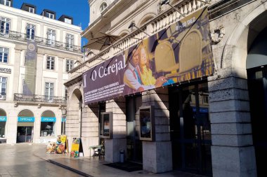 Kraliçe 2. Maria Ulusal Tiyatrosu 'nun batı cephesinde gişe girişi - 15 Aralık 2021