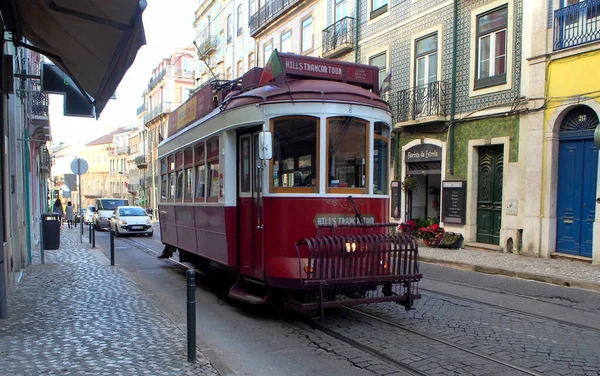 Słynny Wagon Tramwajowy Lizbonie Zbliżający Się Przystanku Estrela Centrum Lizbony — Zdjęcie stockowe
