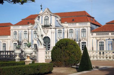 Queluz Sarayı 'nın balo salonu kanadı, Hanging Garden heykelleri, 18. yüzyıl barok mimari anıtı, Queluz, Portekiz - 23 Aralık 2021