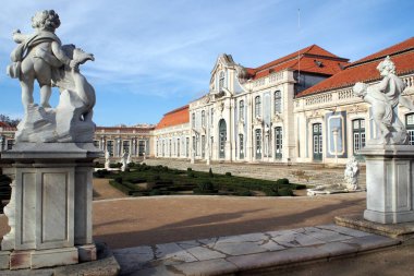 Queluz Sarayı 'nın balo salonu kanadı, Hanging Garden heykelleri, 18. yüzyıl barok mimari anıtı, Queluz, Portekiz - 23 Aralık 2021