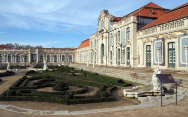 Queluz Sarayı 'nın balo salonu kanadı, Hanging Garden heykelleri, 18. yüzyıl barok mimari anıtı, Queluz, Portekiz - 23 Aralık 2021