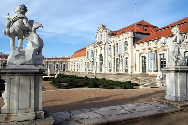 Queluz Sarayı 'nın balo salonu kanadı, Hanging Garden heykelleri, 18. yüzyıl barok mimari anıtı, Queluz, Portekiz - 23 Aralık 2021