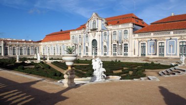 Queluz Sarayı 'nın balo salonu kanadı, Hanging Garden heykelleri, 18. yüzyıl barok mimari anıtı, Queluz, Portekiz - 23 Aralık 2021
